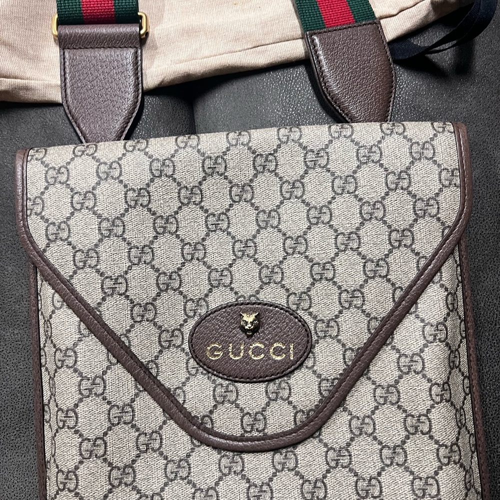Gucci cross body. Excellent condition! Brand new only worn a few times. - Picture 3 of 4